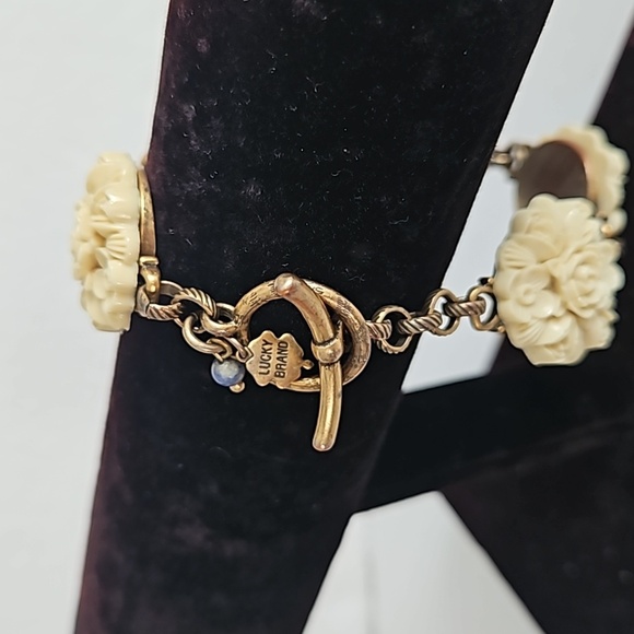 LUCKY BRAND Resin Flower on 8" Antiqued Goldtone Bracelet - Picture 6 of 7